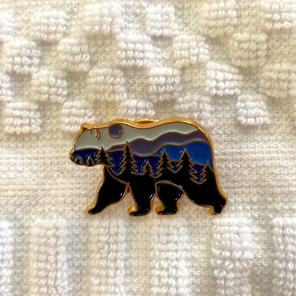 A cute looking bear pin with the horizon - Picture 3 of 4